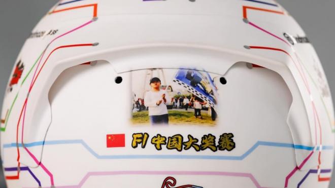 El nuevo casco de Zhou con homenaje a Fernando Alonso