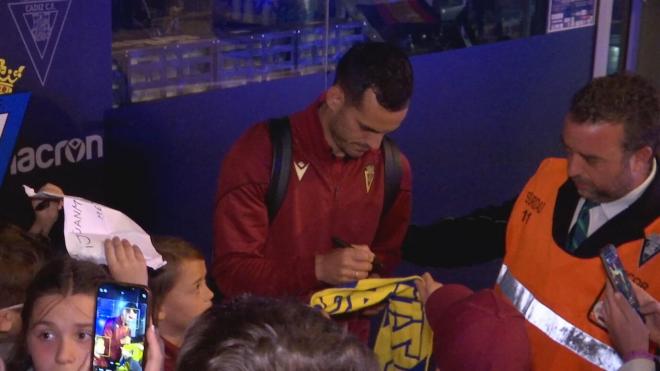 Juanmi firmando una bufanda del Cádiz CF (Fuente: ElDesmarque)