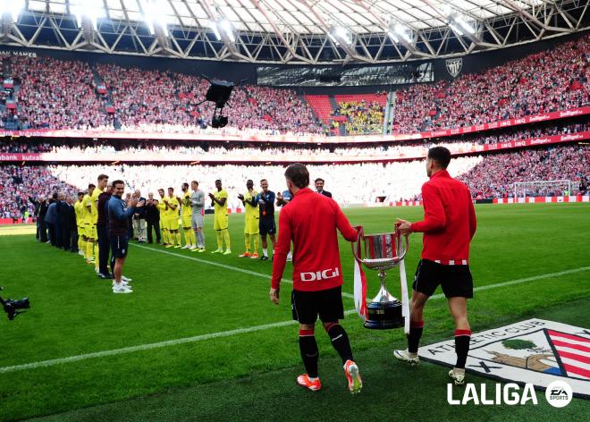 Pasillo del Villarreal y los campeones del 84 al Athletic campeón de Copa (Foto: LALIGA).