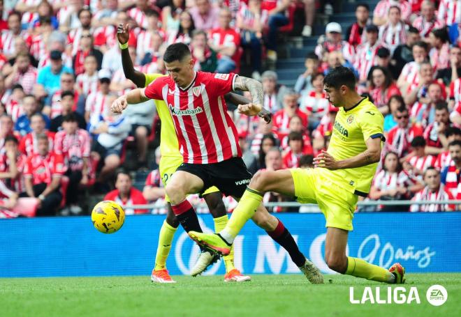 Oihan Sancet controla el balón en el Athletic - Villarreal (Foto: LALIGA).