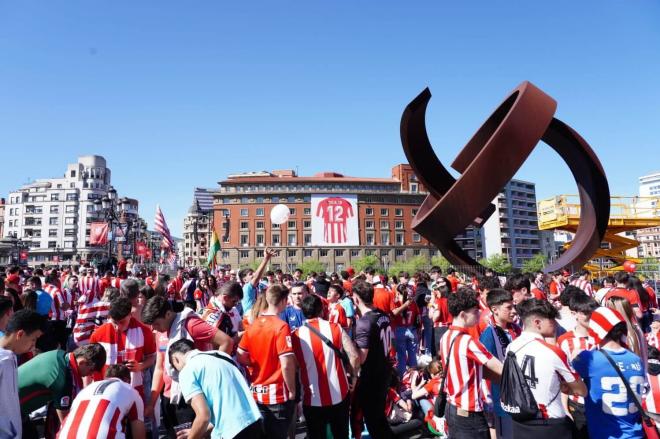 Esperando a la Gabarra Athletic que navegaba el jueves 11 de abril por la Ría de Bilbao (Foto: Athletic Club).