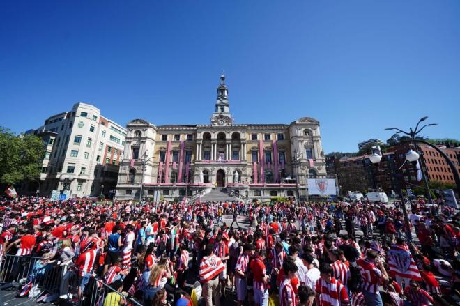 El Ayuntamiento de Bilbao espera la llegada del Athletic campeón.