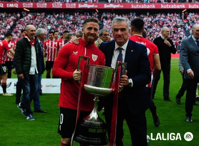 Dani Ruiz-Bazán e Iker Muniain, los dos últimos capitanes campeones en levantar la Copa con el Athletic (Foto: LALIGA).