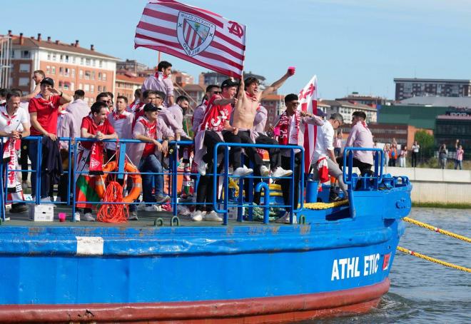 La Gabarra Athletic navegaba otra vez, el jueves 11 de abril de 2024, por la Ría de Bilbao (Foto: Athletic Club).