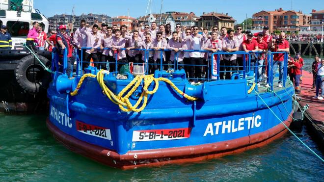 La Gabarra Athletic navegaba el jueves 11 de abril de 2024 por la Ría de Bilbao (Foto: Athletic Club)