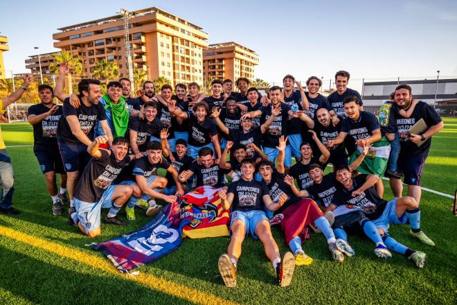 La alegría del Juvenil A tras conquistar la Liga el 14 de abril con un 0-3 al Patacona (Foto: LUD).