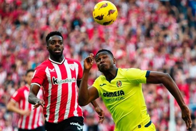 Iñaki Williams pelea ante Mosquera, del Villarreal CF, este domingo en San Mamés (Foto: Athletic Club).