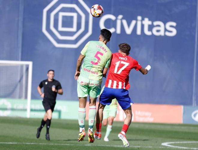 Juande despeja un balón en el Atlético B - Málaga CF (Foto: Atlético de Madrid).