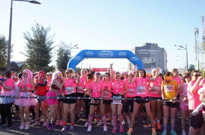 La Carrera de la Mujer tiñe de rosa las calles de Valencia con cerca de 8.000 participantes