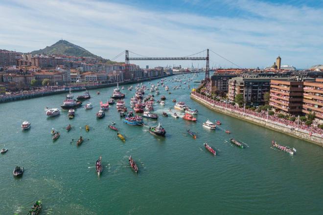 La Gabarra Athletic navegaba el 11 de abril, bajo el Puente Colgante, rodeada de embarcaciones y de athleticzales (Foto: Athletic Club).