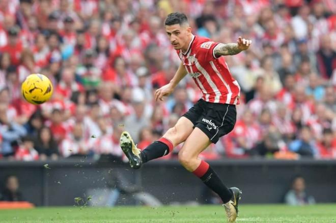 Oihan Sancet chuta ante el Villarreal en San Mamés (Foto: Athletic Club).