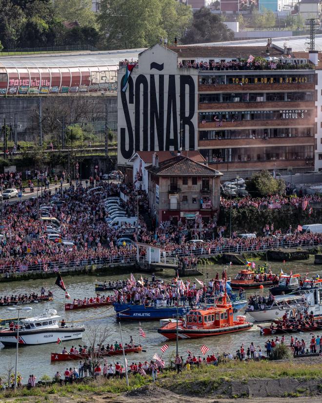 La Gabarra Athletic pasa por el edificio Soñar de Bilbao (Foto: Athletic Club).