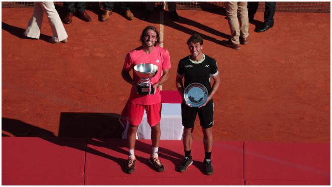 Stéfanos Tsitsipas y Casper Ruud con sus trofeos de Montecarlo (Foto: Cordon Press).