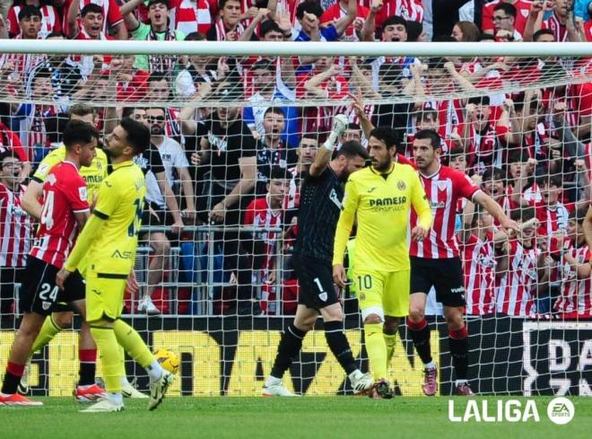 Unai Simón celebra el penalti fallado por Gerard Moreno en el Athletic Club - Villarreal (Foto: LALIGA).