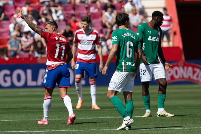 Uzuni celebra un gol en el Granada-Alavés (Foto: Cordon Press).