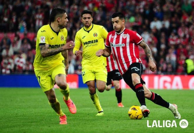 Yuri avanza con el balón en el Athletic - Villarreal (Foto: LALIGA).
