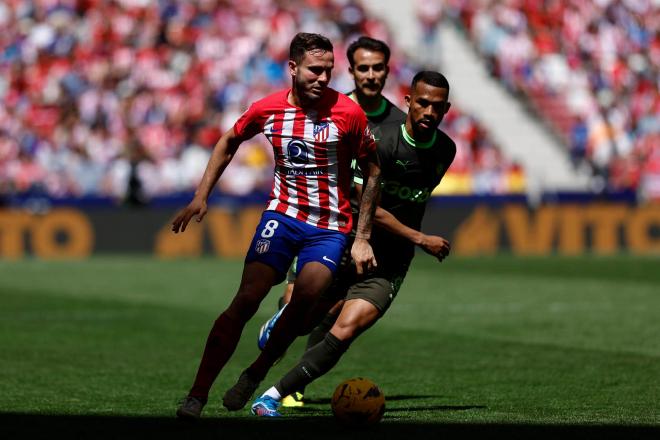 Saúl conduce un balón en el Atlético-Girona (Foto: EFE).