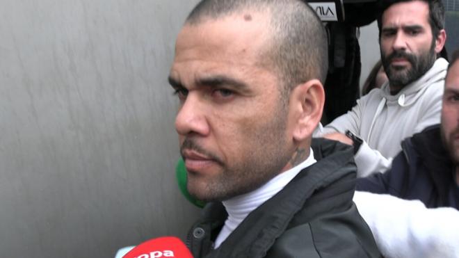 Dani Alves entrando en su casa tras salir de prisión (Europa Press)