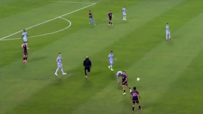 El guardaespaldas de Leo Messi y un insólito placaje: tumbó a un hincha que quería abrazar al ar