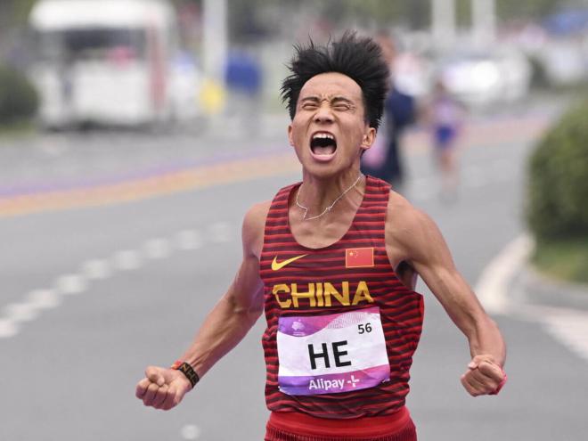 He Jie, ganador de la media maratón de Pekín (foto: @sporthiva)