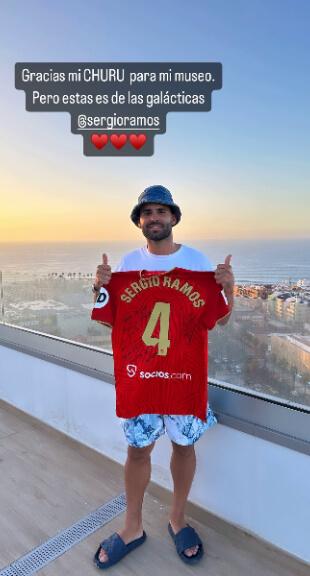 Jesé Rodríguez posando con el regalo de Sergio Ramos (Instagram: @jeserodriguez10)