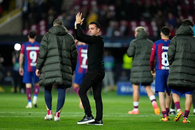 Xavi dando instrucciones en el Barcelona-PSG (Foto: EFE).