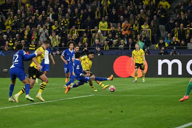 Giménez trata de tapar el disparo de Maatsen en el Dortmund-Atlético (FOTO: Cordón Press).