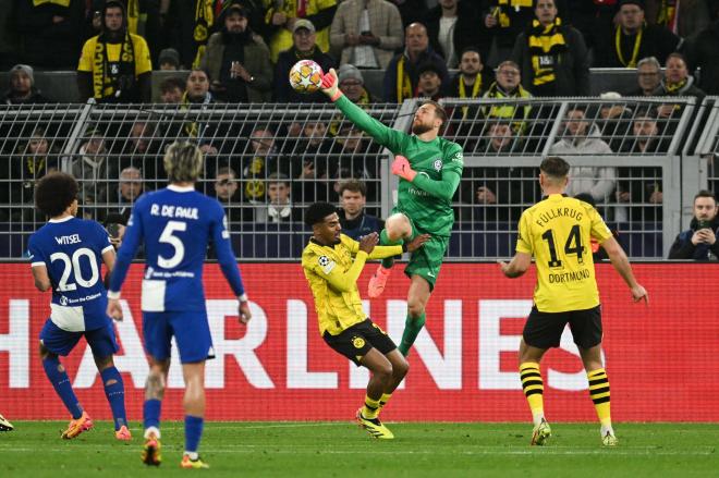 Oblak trata de despejar un balón en el Dortmund-Atlético (FOTO: Cordón Press).