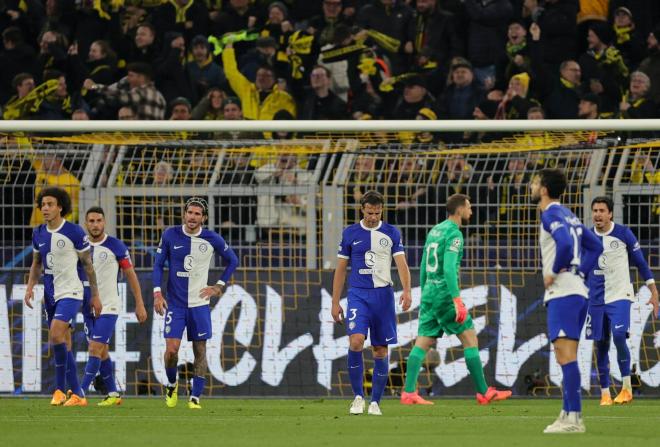 Los jugadores del Atlético de Madrid, cabizbajos tras un gol del Dortmund (FOTO: EFE).