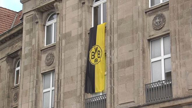 La bandera del Borussia Dortmund que desplegó un vecino delante de todos los atléticos