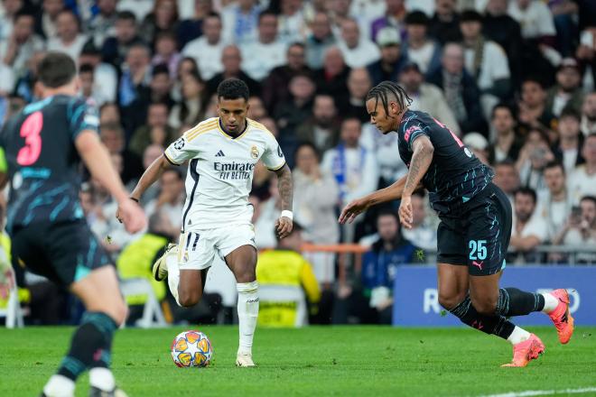 Rodrygo Goes se enfrenta a los jugadores del Manchester City (Europa Press)