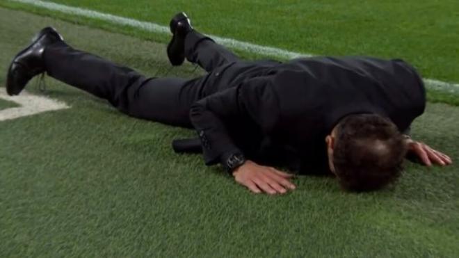 Simeone, desesperado en el partido ante el Dortmund (Foto: redes sociales)
