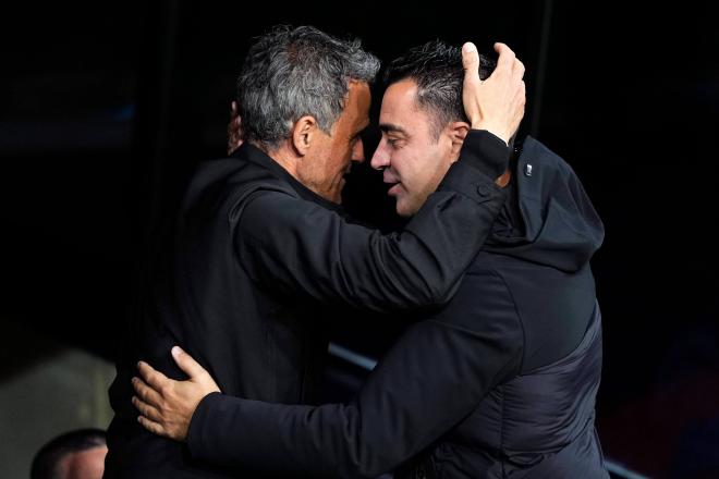 Luis Enrique y Xavi se saludan antes del partido (Foto: Cordon Press)