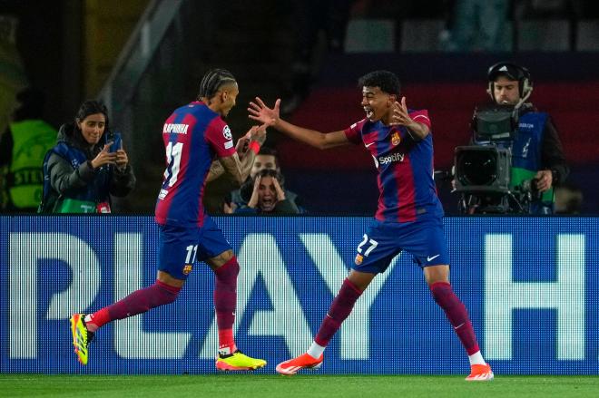 Lamine Yamal celebrando el gol de Raphinha en el Barcelona-PSG (Foto: EFE).