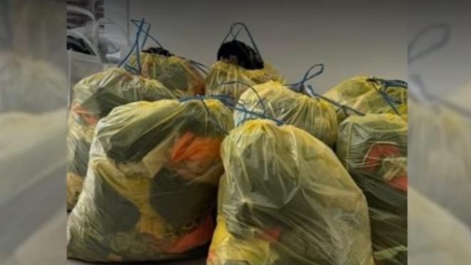 Bolsas de basura llenas de ropa de Maite Galdeano (@sofia_suescun)