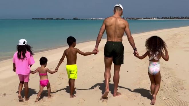 Cristiano Ronaldo junto a sus hijos (Instagram: @cristiano)