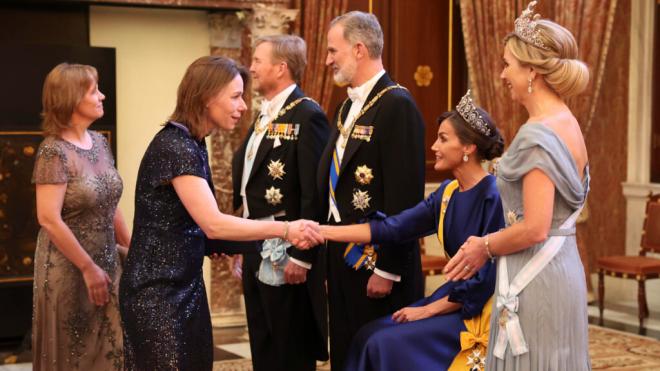 Besamanos previo a la cena de gala ofrecida por los reyes de los Países Bajos en el Palacio Real d