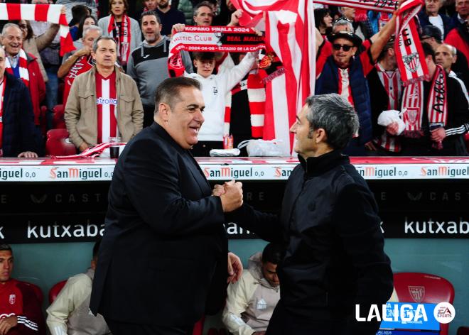 Saludo entre José Ramón Sandoval y Ernesto Valverde antes del partido en San Mamés (Foto: LaLiga).