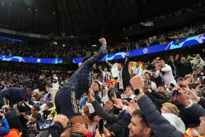 Jude Bellingham y Vinicius Jr celebraron con los seguidores del Real Madrid (Foto: Europa Press)