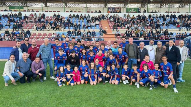 Antes del partido contra el VCF Mestalla, el Alzira homenajeó a la plantilla que lo llevó a Segunda B
