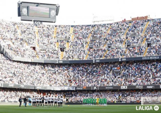 Afición tiñe de blanco Mestalla ante el Betis