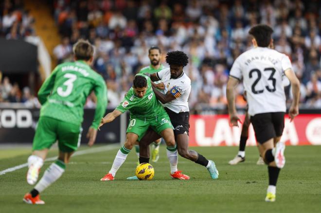 Ayoze Pérez protege la pelota (foto: EFE).