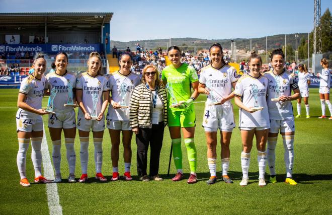 El Levante premió a Athenea, Claudia, Olga, Oihane, Misa, Rocío, Tere e Ivana, campeonas del mundo (Foto: LUD).