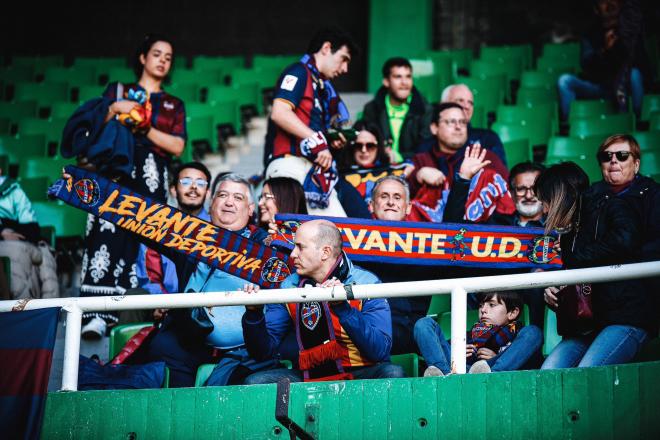 El Levante sintió el respaldo de su afición en su visita al coliseo del Racing de Santander (Foto: LUD).