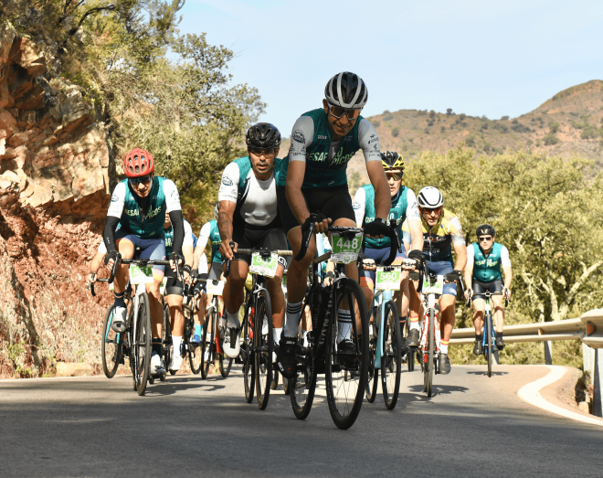 Samuel Sánchez lidera un pelotón de 800 cicloturistas por la Sierra de Espadán en ‘La 10 Picos