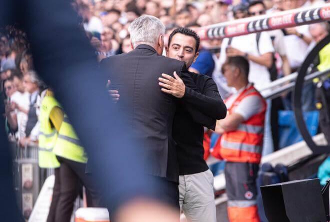 Xavi y Ancelotti se abrazan antes del Clásico.