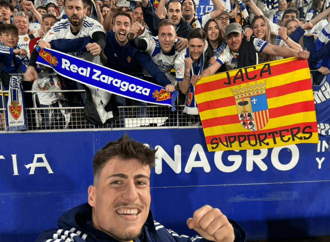 Adrián Liso celebra la victoria en Huesca junto a la afición blanquilla (Foto: Real Zaragoza).