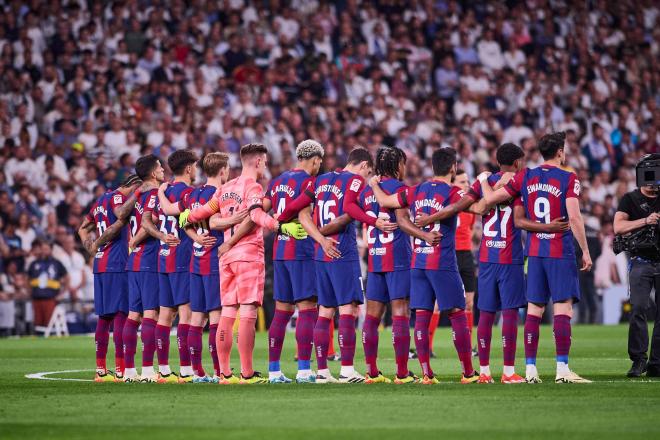 Minuto de silencio previo al Real Madrid-Barcelona (Foto: Cordon Press).