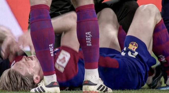 Frenkie de Jong se duele en el césped del Bernabéu.