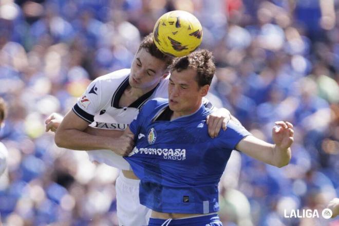 Jon Pacheco pelea por un balón aéreo con Latasa en el Getafe-Real Sociedad (Foto: LaLiga).